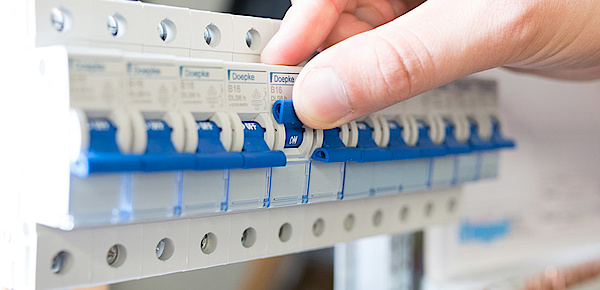 Schalt­schrank­bau bei Gebhard Fürst Elektrotechnik GmbH in Hüttlingen